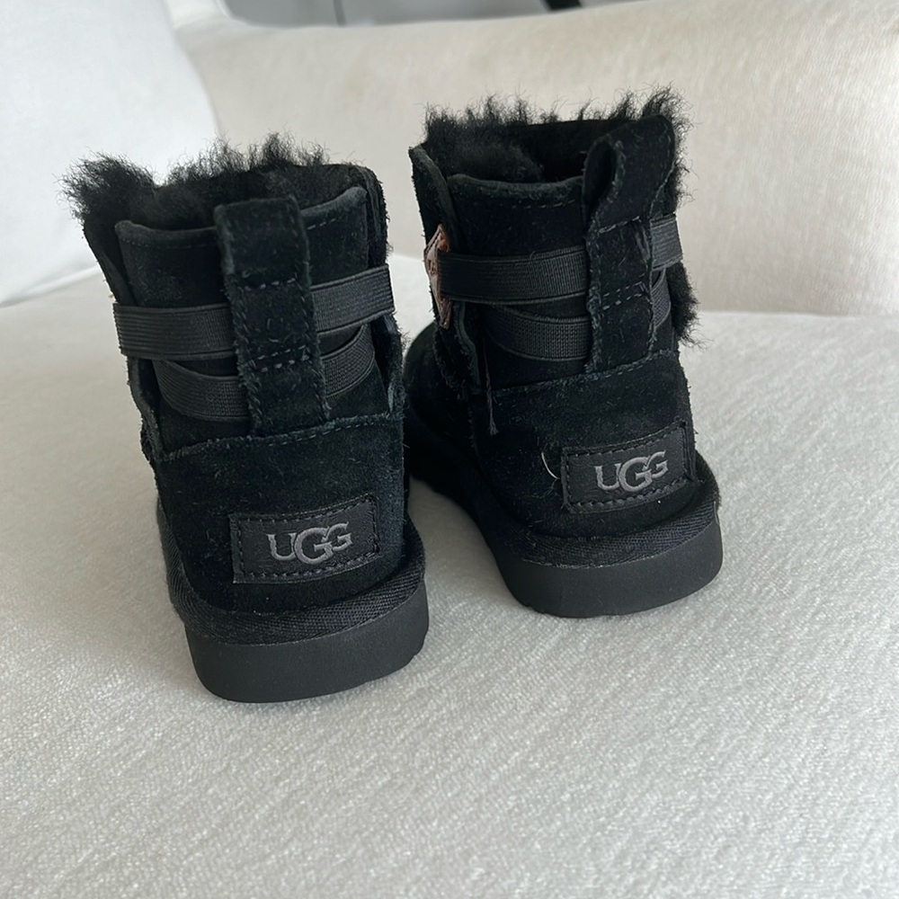 Ugg boots toddler size 7